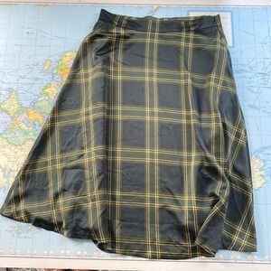 Ann Taylor Factory Plaid polyester skirt. Size 6. Skirt is lined, side zipper.